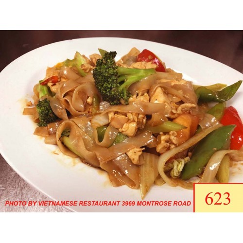 623. HỦ TIẾU XÀO GÀ RAU CẢI - STIR FRIED RICE NOODLES WITH CHICKEN BREAST & MIXED VEGETABLES